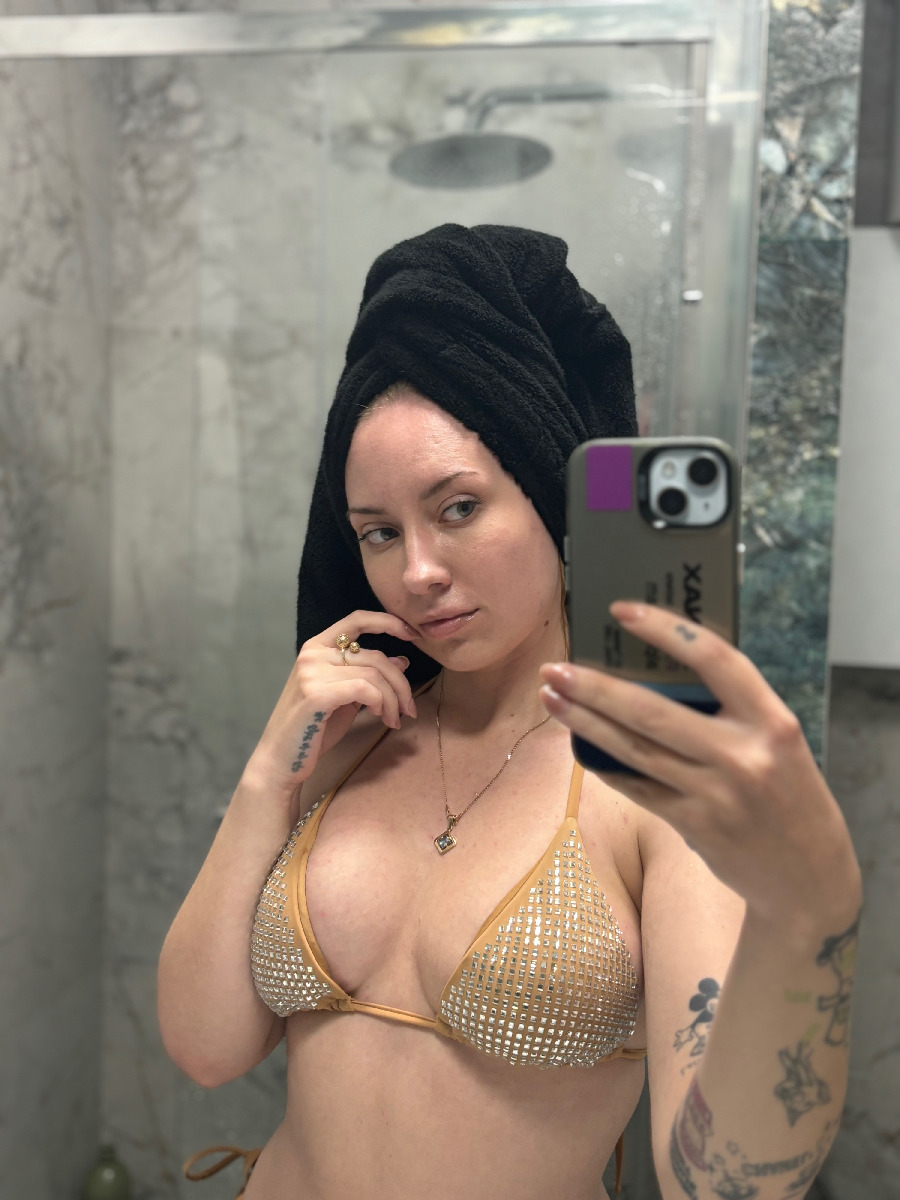 Nude girl KateV in Wuhan