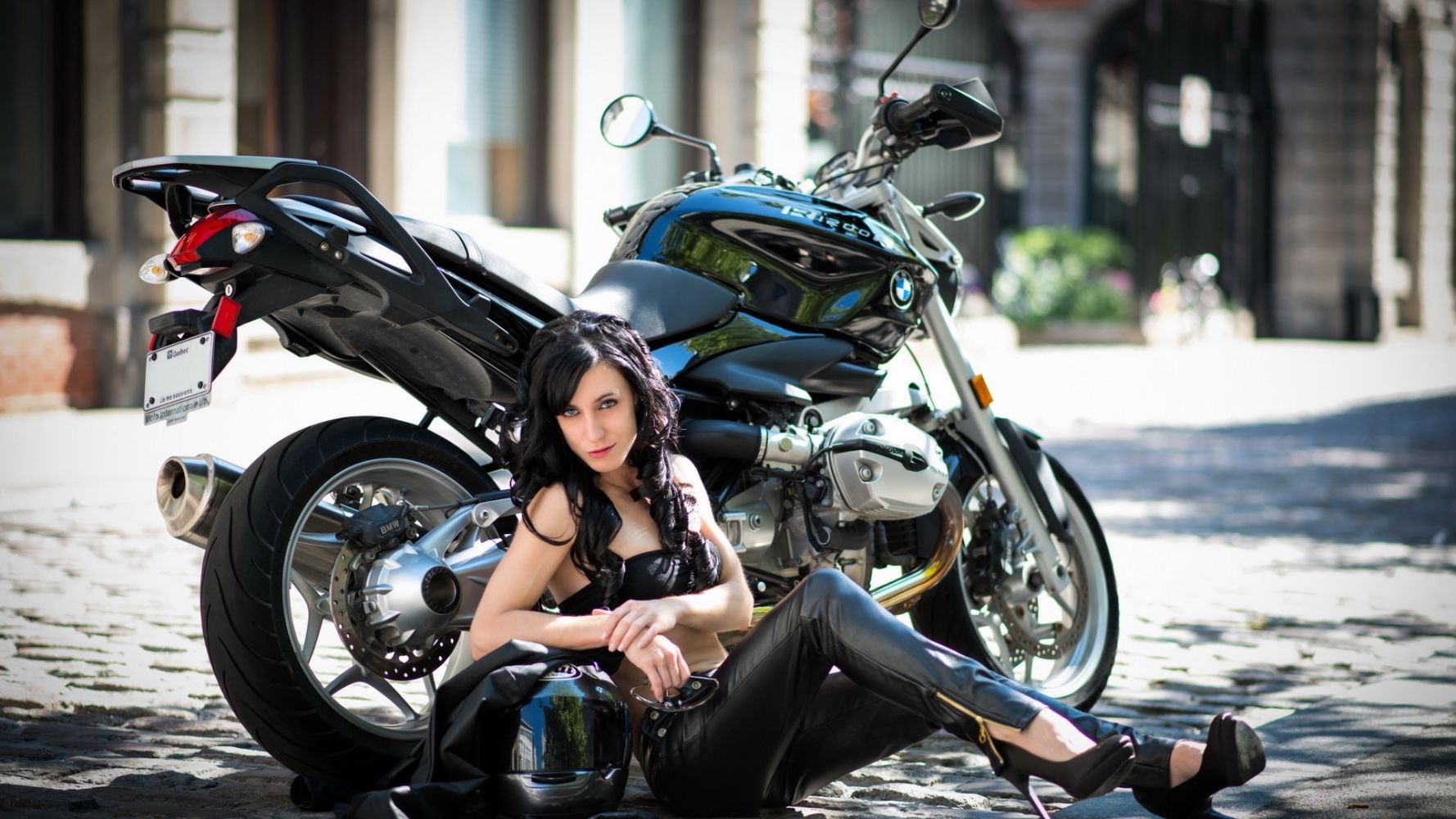 Fresh photos, fresh mood — European women on bikes online in Wuhan