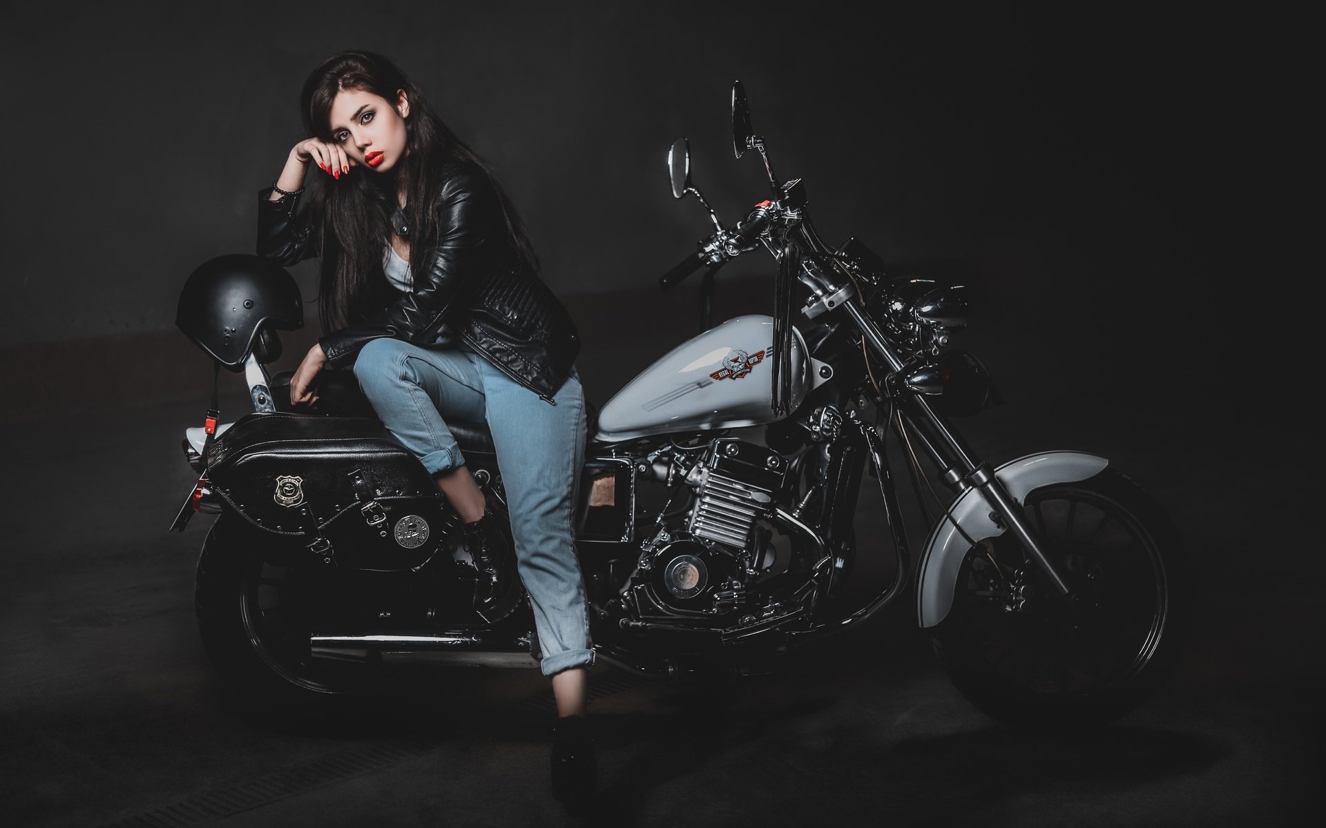 Biker girls: style and drive brings the glow — live moments in Wuhan