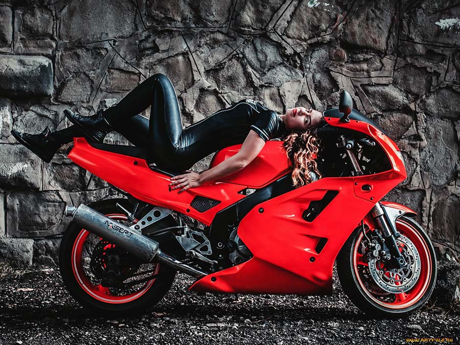 Beautiful girl Beautiful girls and motorcycles in Wuhan