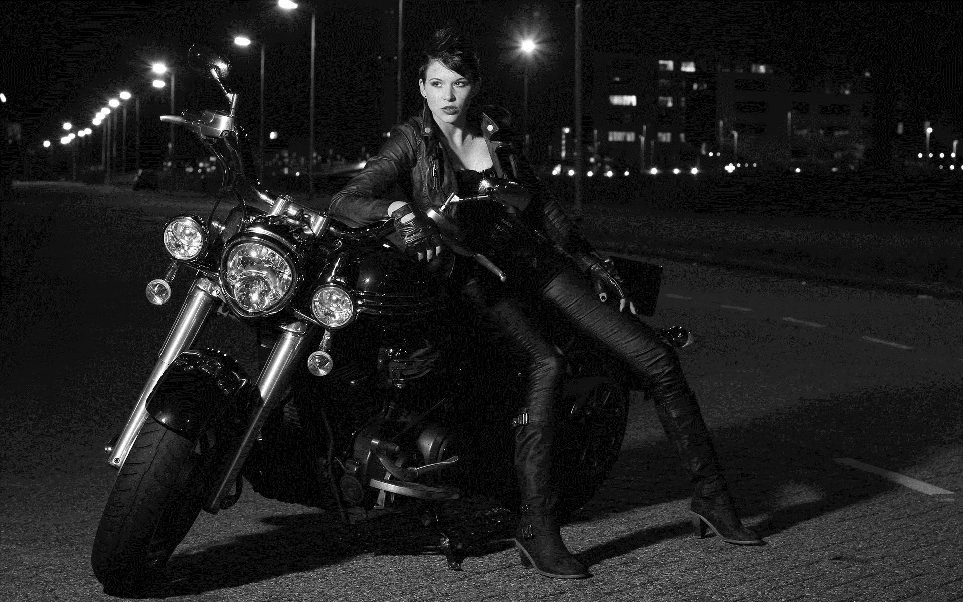 Photo Beautiful girls and motorcycles in Wuhan