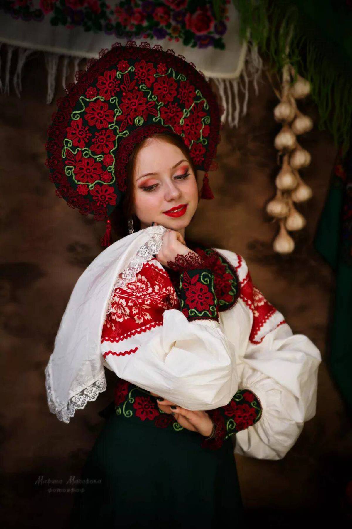 Take a pause and enjoy Women in Slavic costumes — streaming from Wuhan