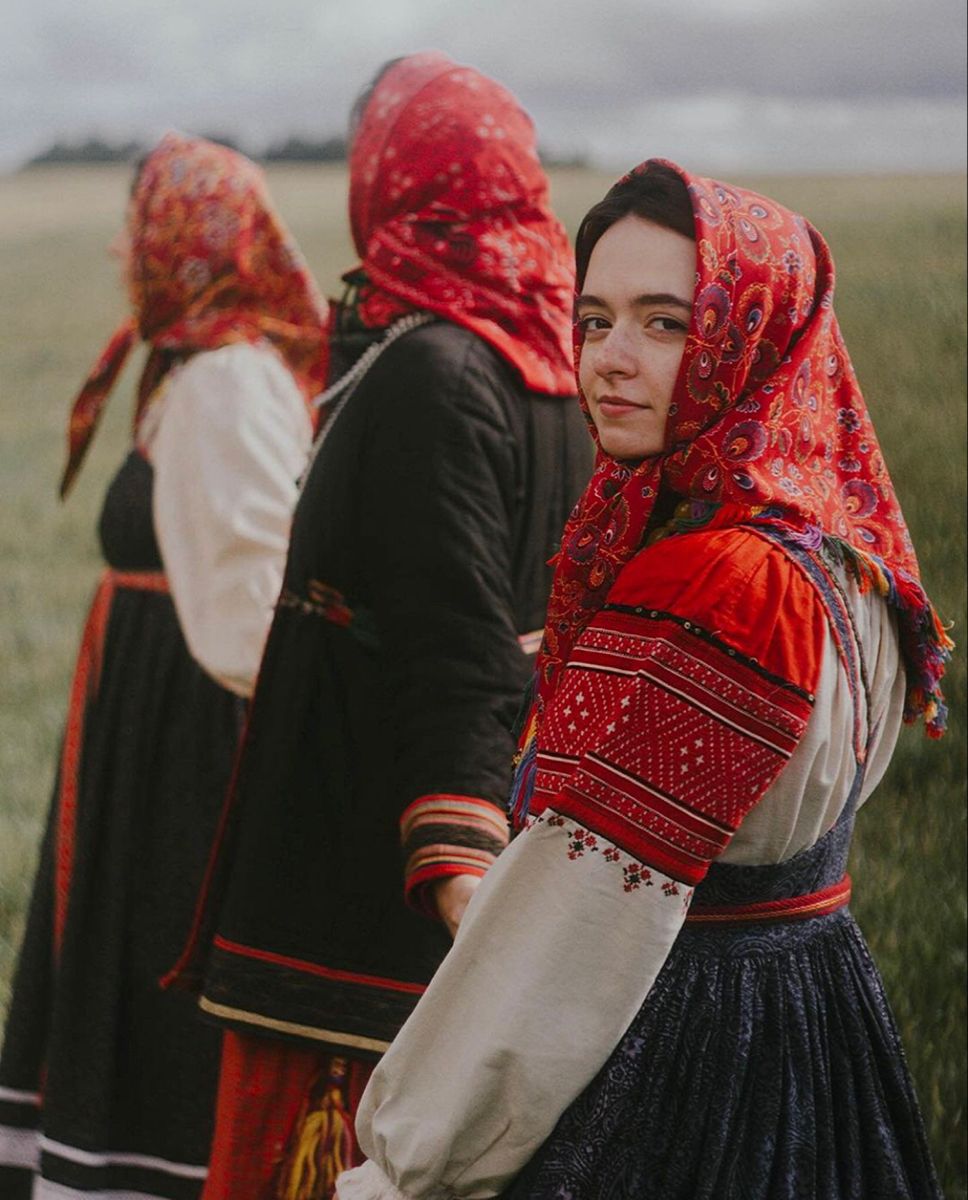 Women in Slavic costumes’s look of the day — catch her live in Wuhan