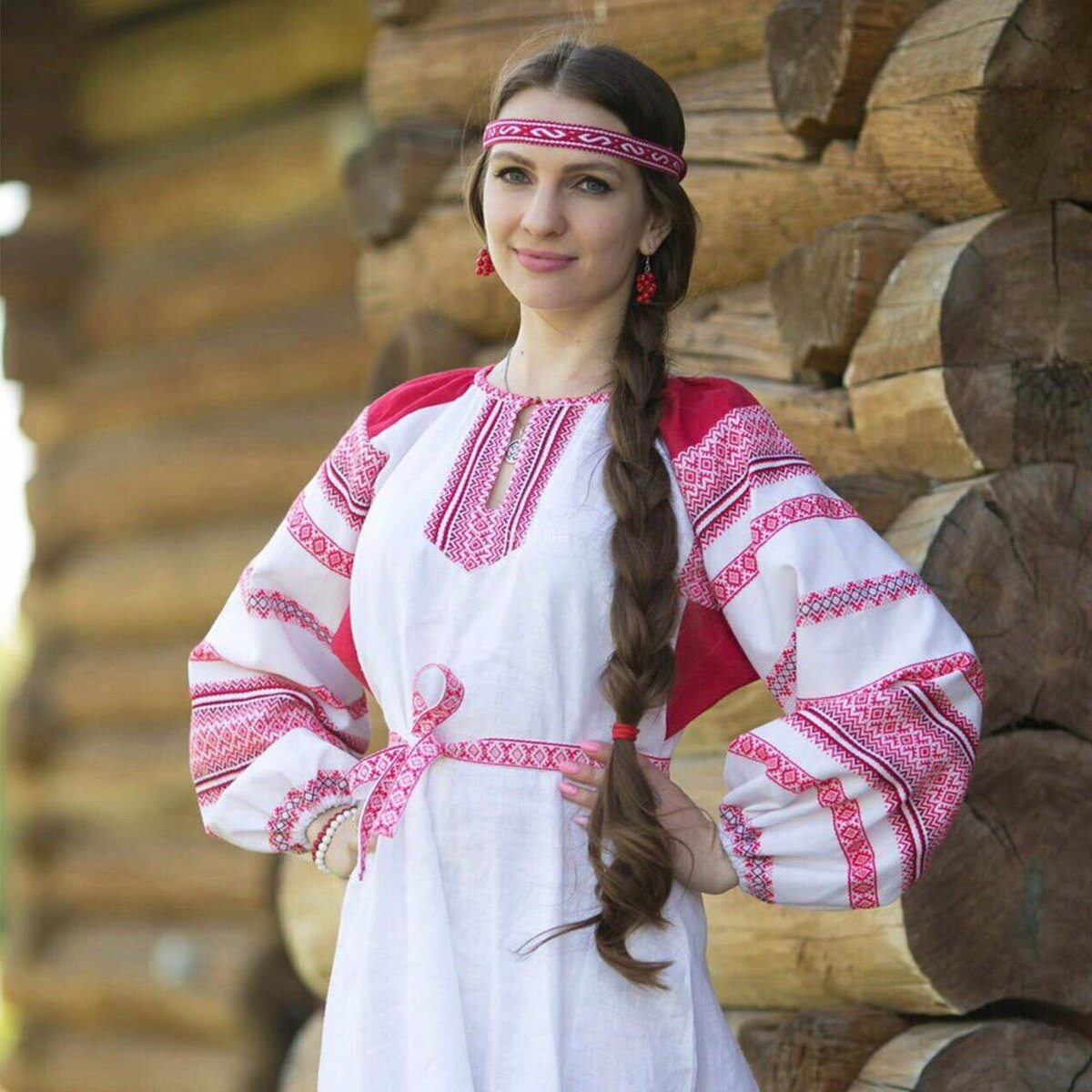 Girls in Slavic costumes brings the glow — live moments in Wuhan