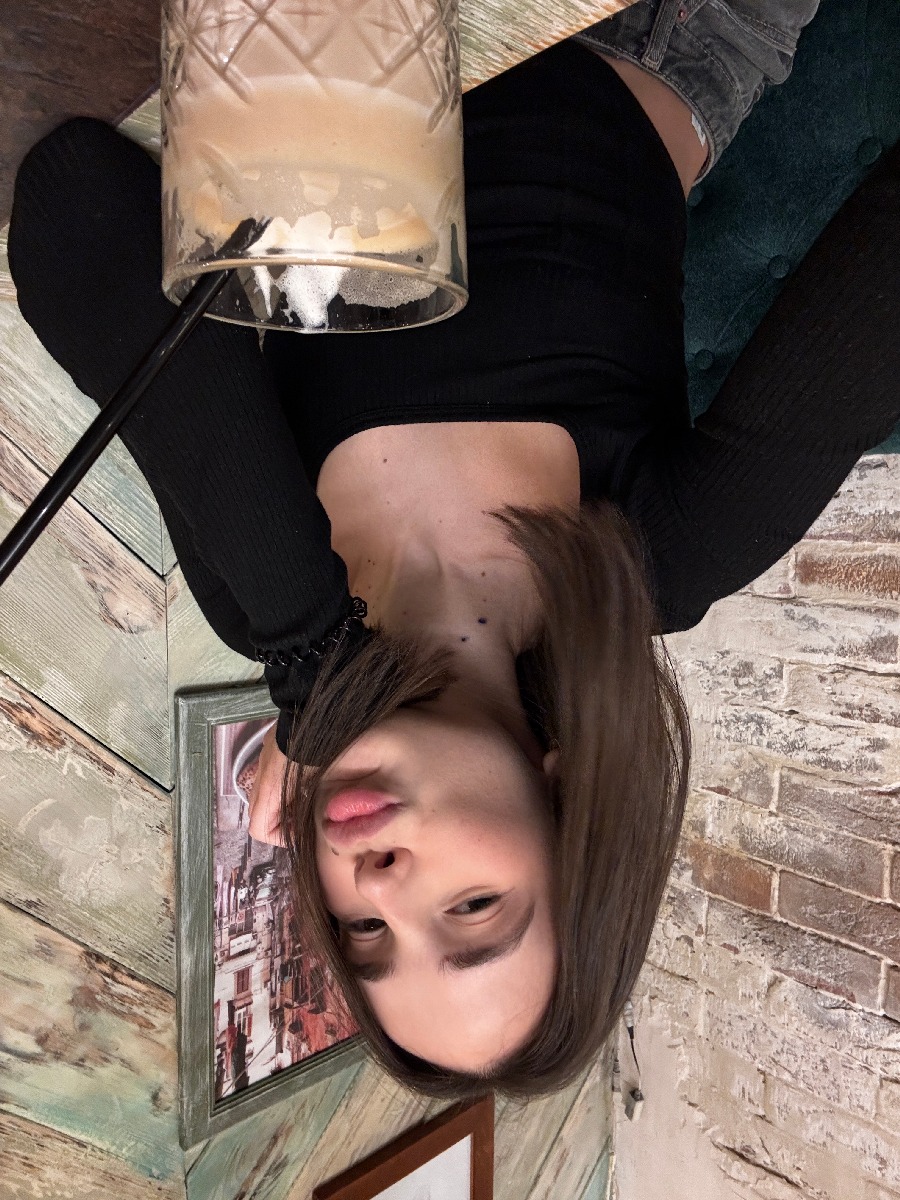 Fresh photos, fresh mood — Tina online in Wuhan